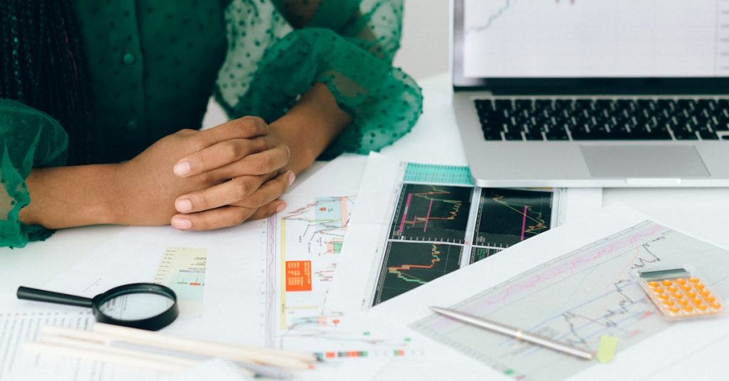 Pessoa trabalhando com marketing digital para venda de conteúdo adulto