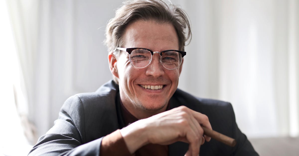 Pessoa trabalhando em conteúdo adulto em ambiente profissional e moderno