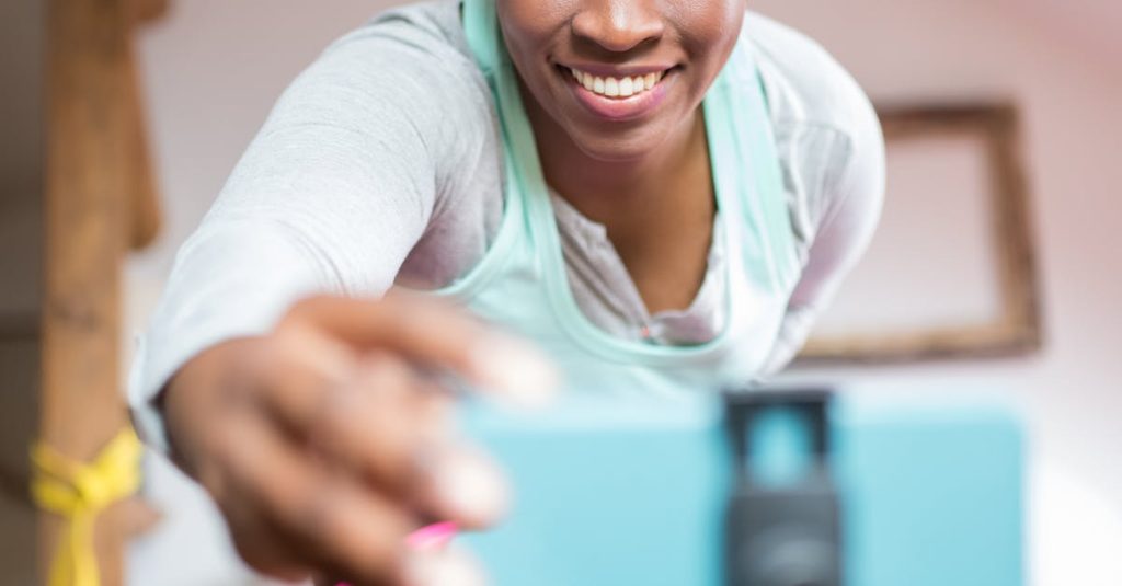 Pessoa trabalhando na produção de conteúdo adulto em ambiente digital