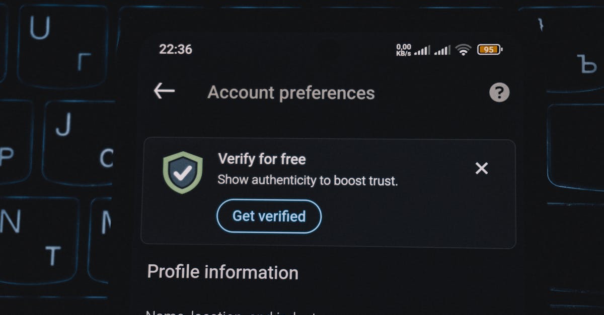 Pessoa usando computador com ícones de cadeado representando segurança online