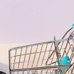 Pessoa usando computador com ícones de segurança digital em destaque