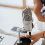 Pessoa usando computador com ícones de segurança digital ao redor