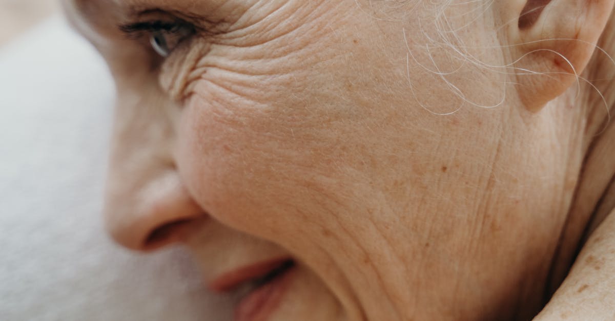 Pessoa usando laptop para criar e vender conteúdo adulto de forma segura e criativa