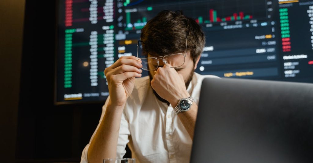 Pessoa usando laptop para estratégias de marketing digital no conteúdo adulto
