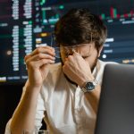 Pessoa usando laptop para estratégias de marketing digital no conteúdo adulto