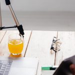 Pessoa usando smartphone com interface digital de gamificação e IA