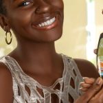 Pessoa usando smartphone para fazer marketing de influência no nicho adulto