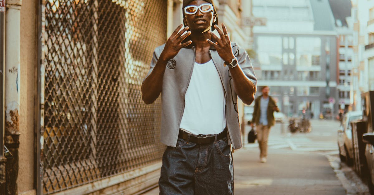 Pessoa usando smartphone para acessar plataforma de conteúdo adulto com assinatura