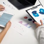 Pessoa usando smartphone para assinar plataforma adulta com expressão de interesse