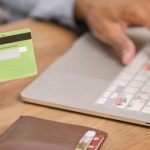 Pessoa usando smartphone para pagamento online seguro