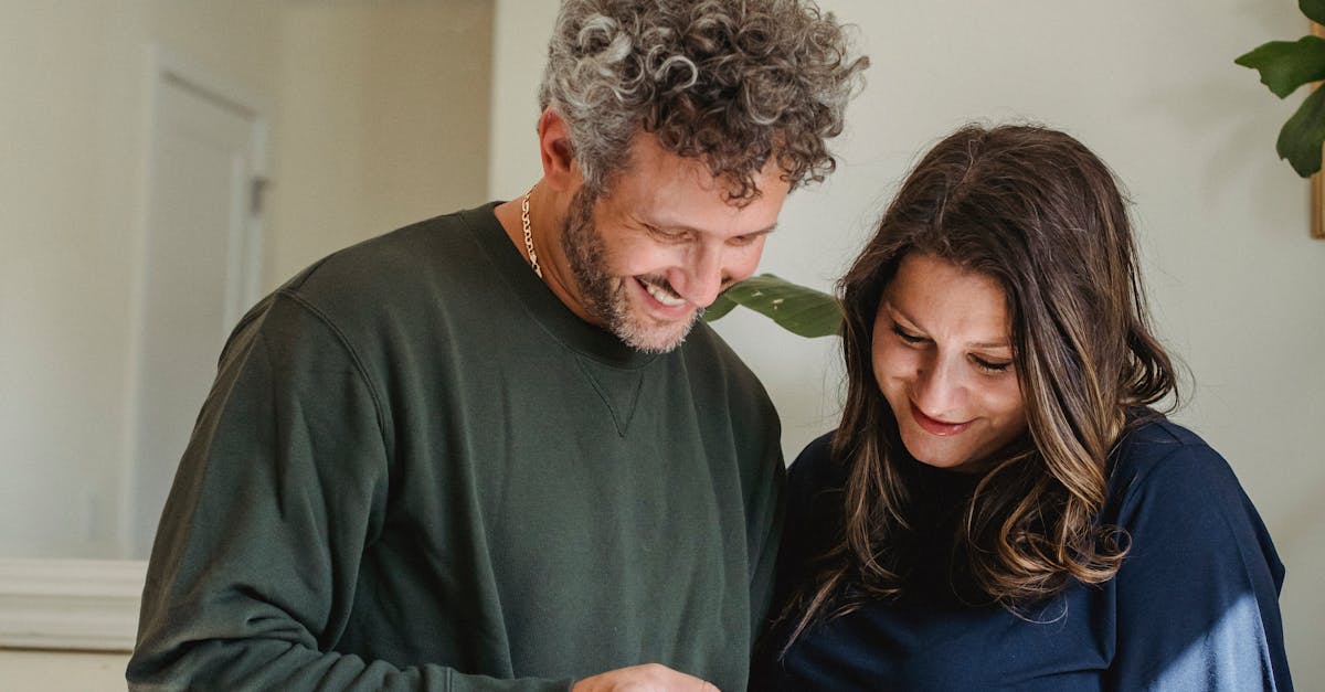 Pessoa utilizando dispositivos digitais para criar conteúdo adulto de forma inovadora