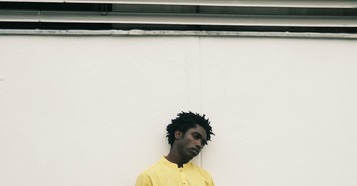 Pessoa utilizando plataforma digital de conteúdo adulto com expressão de satisfação