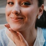 Tela com gráficos e ícones representando monetização de conteúdo adulto online