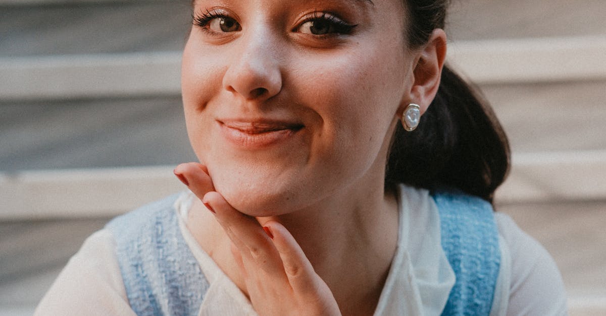 Tela com gráficos e ícones representando monetização de conteúdo adulto online