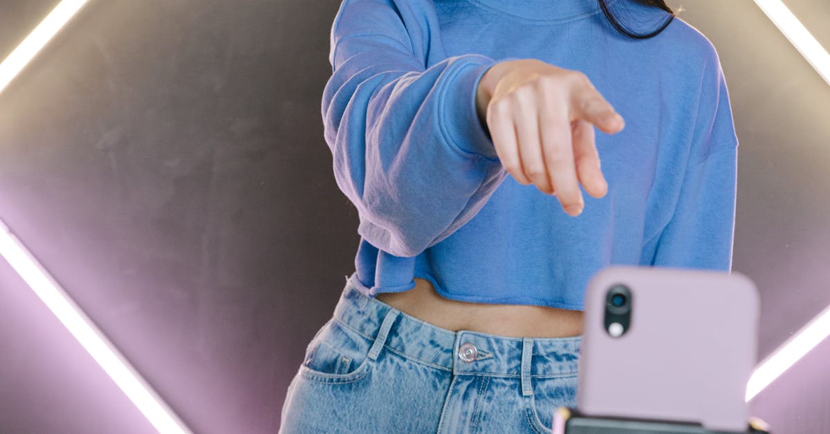 Criador de conteúdo adulto trabalhando em ambiente digital