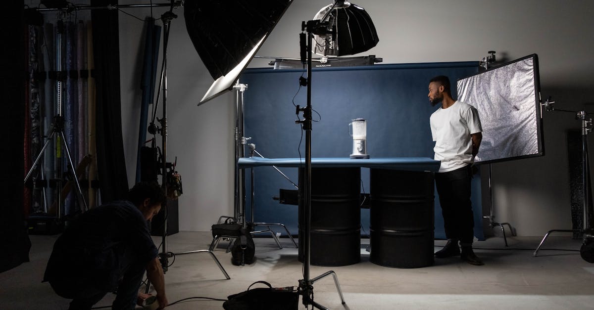 Fotógrafo ajustando iluminação durante sessão de fotos sensual em estúdio