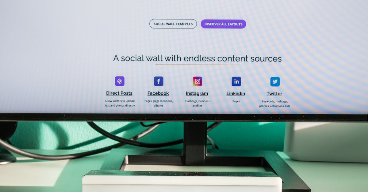 Pessoa segurando smartphone com gráficos e ícones de mídias sociais ao redor