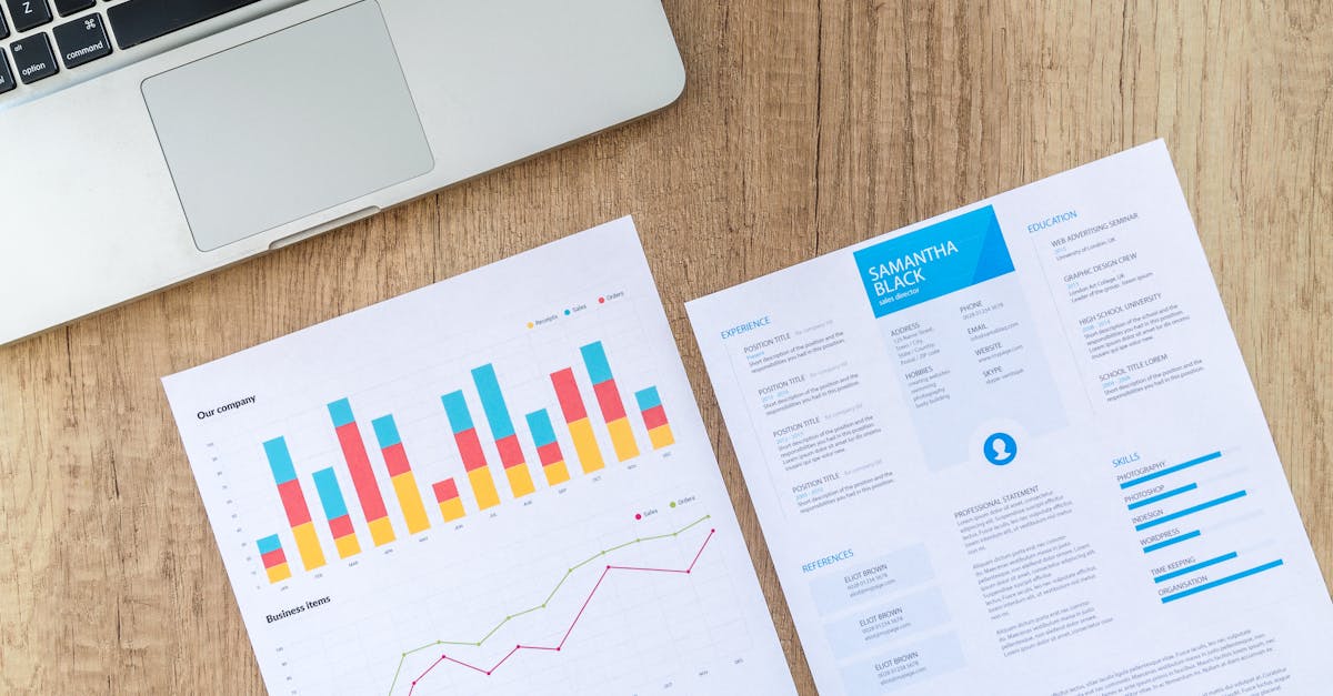 Pessoa analisando dados digitais para estratégias de marketing
