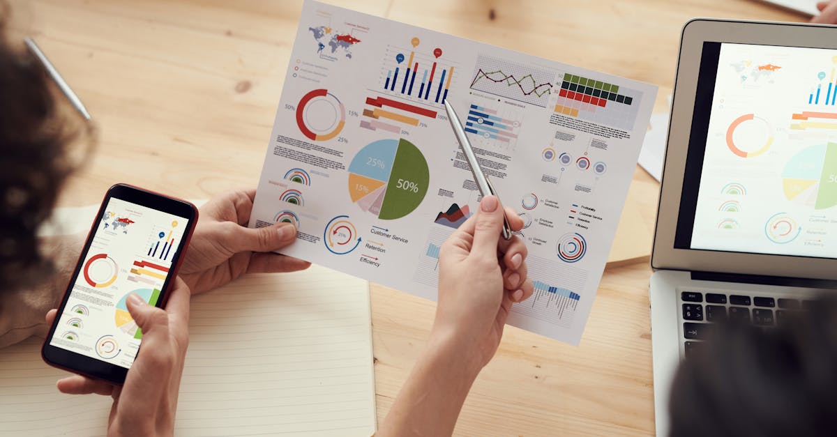 Pessoa planejando estratégias de marketing digital com foco em vendas online