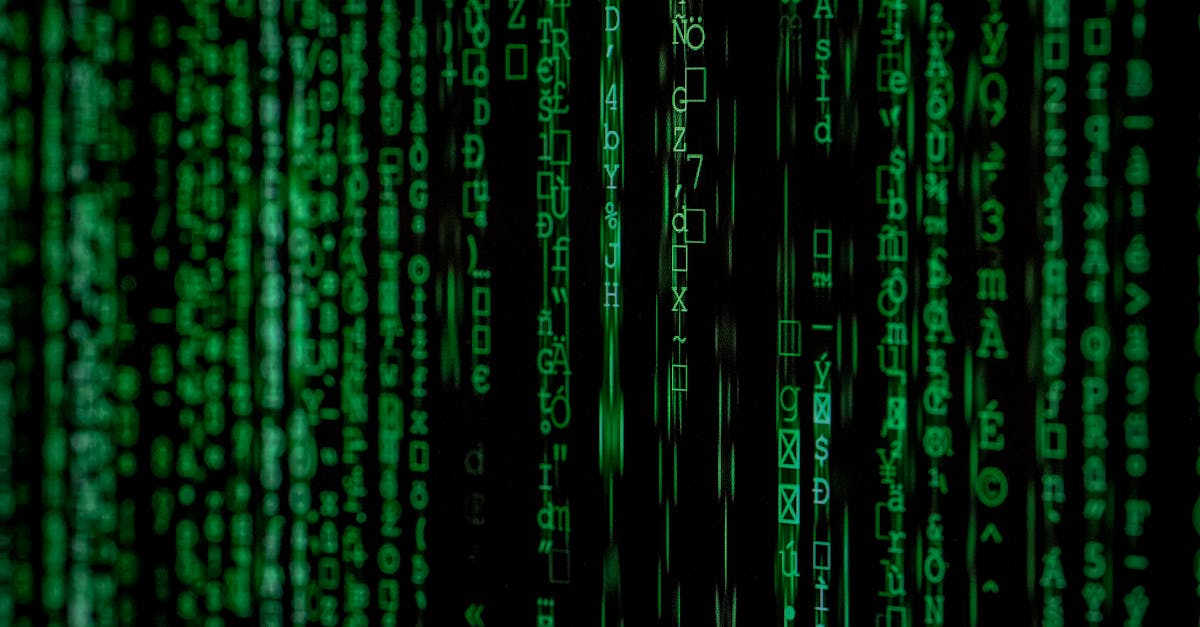 Pessoa trabalhando com computador aplicando dicas de segurança digital
