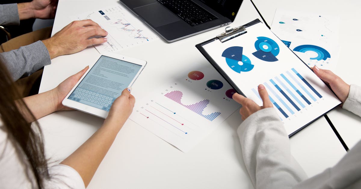 Pessoa usando computador para planejar estratégias digitais de marketing para conteúdo adulto