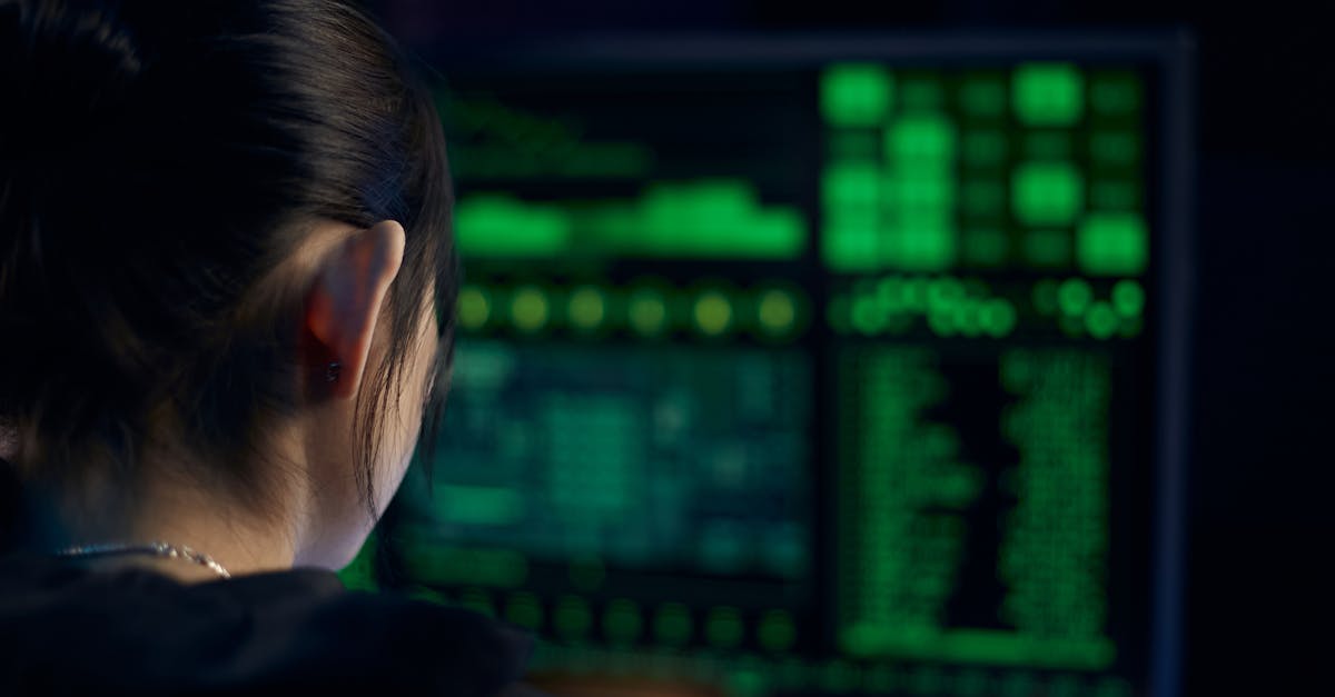Pessoa utilizando ferramentas digitais para proteção da privacidade online