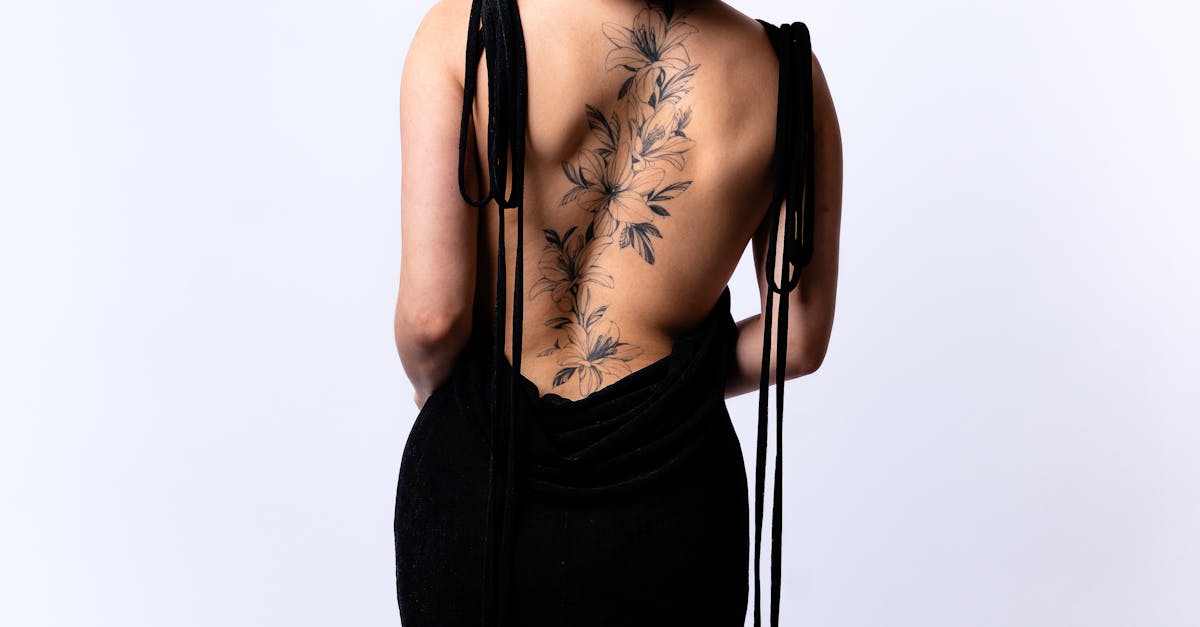 Casal em pose sensual com expressões íntimas e atmosfera convidativa