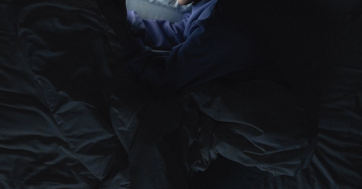 Casal interagindo através de dispositivos digitais com expressão afetuosa