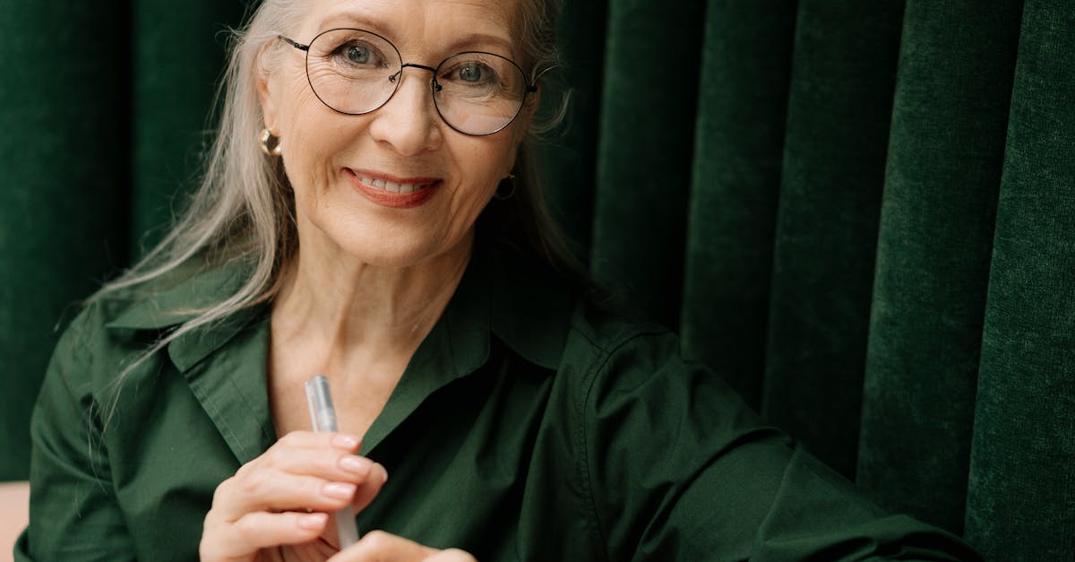 Conceito de monetização avançada para conteúdo adulto com elementos digitais e marketing