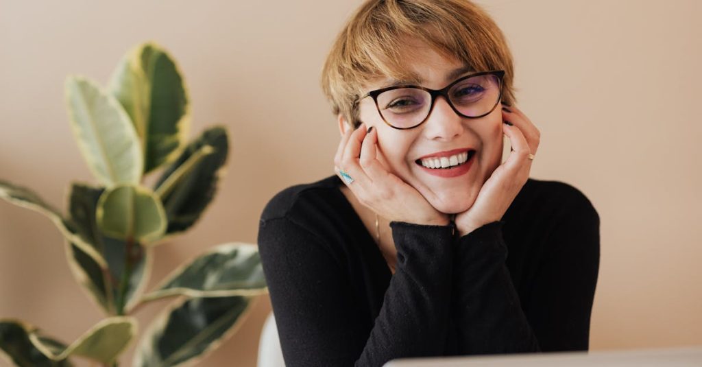 Conceito de monetização de conteúdo adulto com elementos digitais e segurança