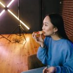 Criador de conteúdo adulto trabalhando com computador em ambiente moderno