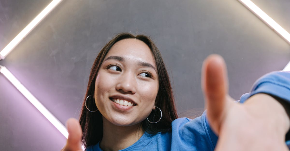 Criador de conteúdo adulto trabalhando em seu estúdio com equipamentos digitais