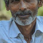 Criador de conteúdo sensual trabalhando com laptop em ambiente moderno