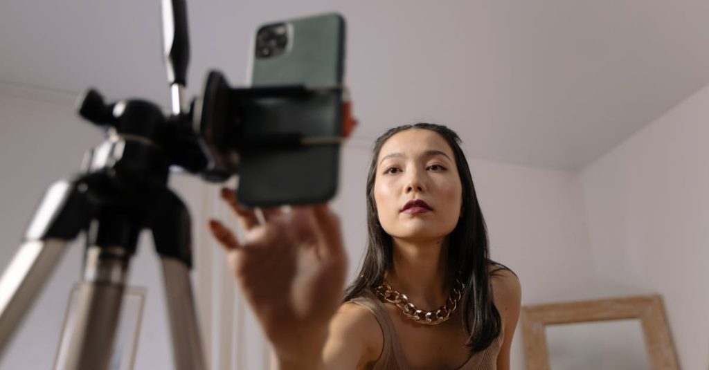 Criadora de conteúdo sensual usando smartphone para redes sociais