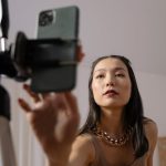 Criadora de conteúdo sensual usando smartphone para redes sociais