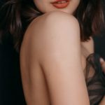 Imagem conceitual com elementos eróticos sutis e atmosfera sensual