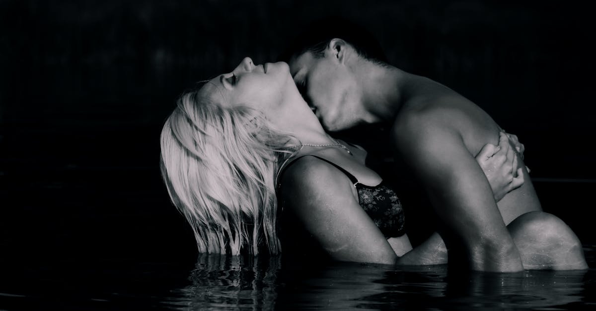 Imagem conceitual representando sedução com fotografia erótica em ambiente íntimo