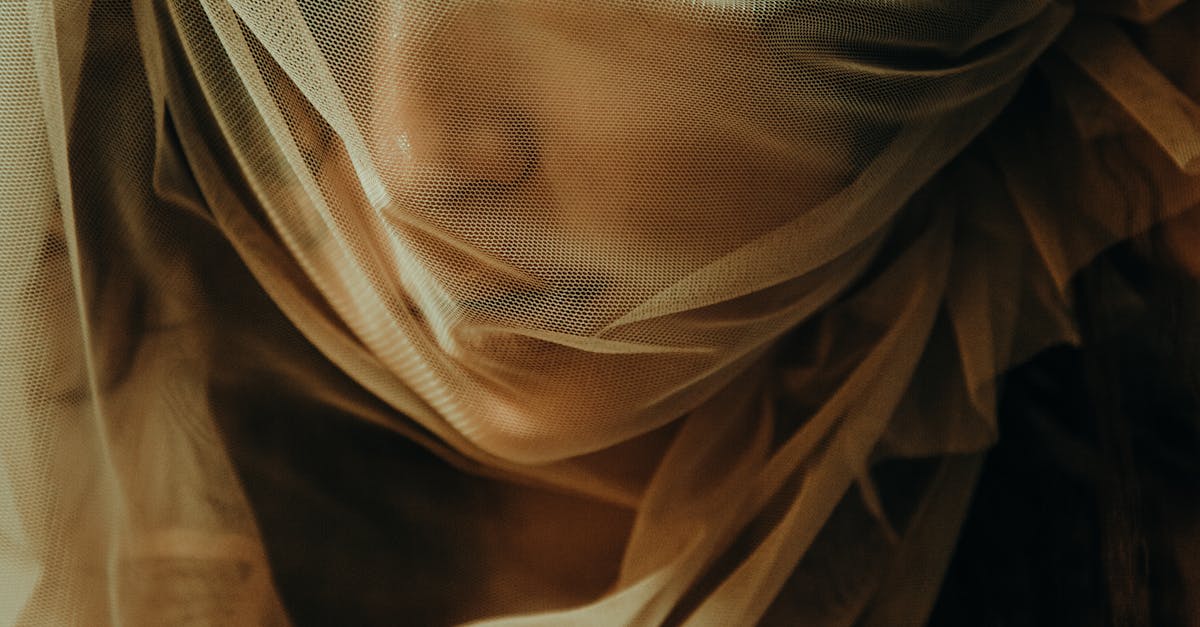 Mulher posando de forma sensual, com iluminação suave e clima íntimo