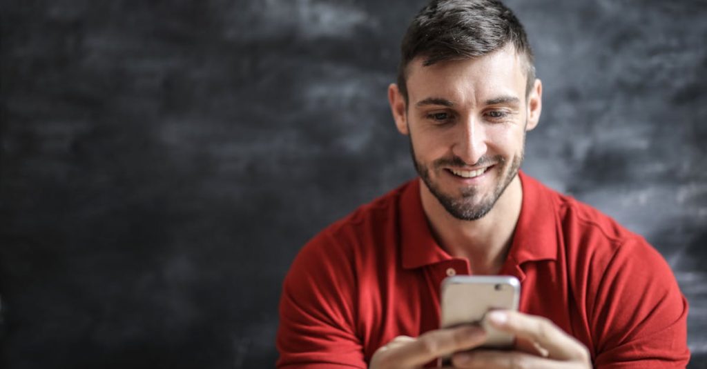 Pessoa confiante construindo marca pessoal no mercado adulto brasileiro
