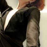 Pessoa posando de forma sensual em ambiente íntimo com iluminação suave