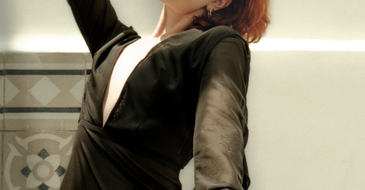 Pessoa posando de forma sensual em ambiente íntimo com iluminação suave