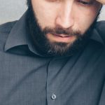 Pessoa protegendo dados digitais em ambiente seguro e tecnológico