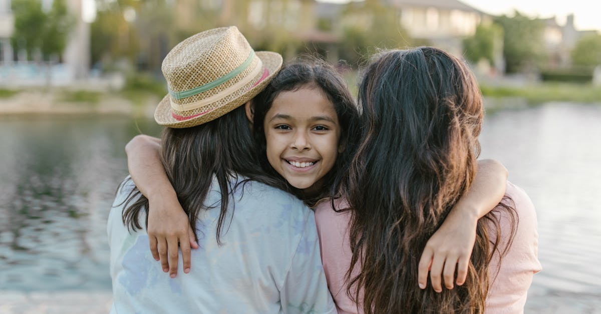 Pessoa segurando smartphone mostrando plataforma segura para conteúdo adulto