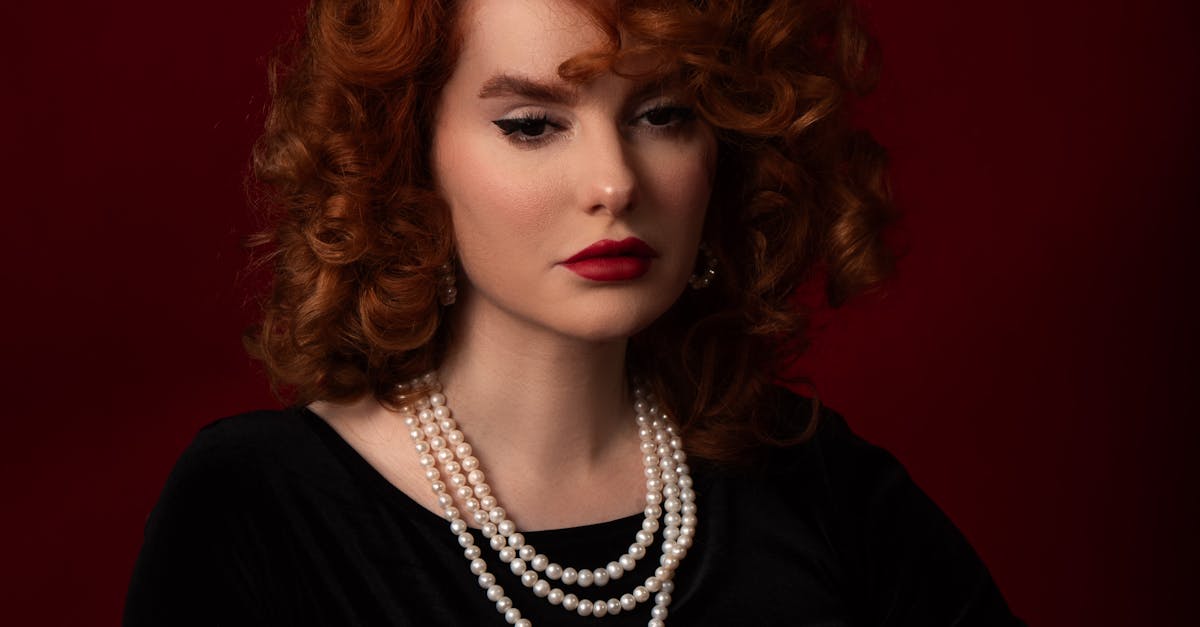 Pessoa transmitindo sedução em ambiente iluminado com pose confiante