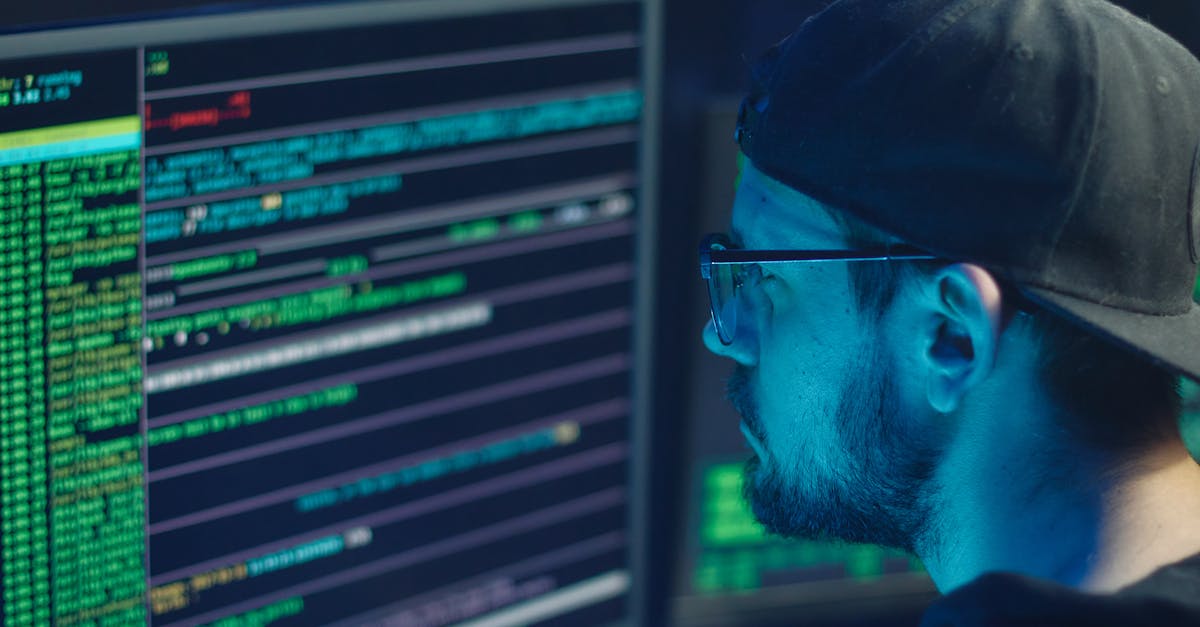 Pessoa usando laptop com ícones digitais de segurança ao redor