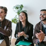 Pessoa usando smartphone para gerenciar conteúdo adulto nas redes sociais