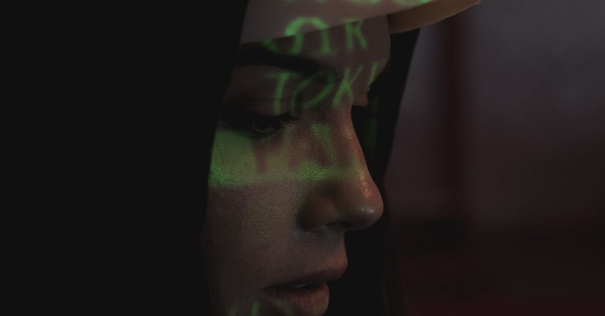 Pessoa utilizando dispositivo digital com segurança e privacidade online