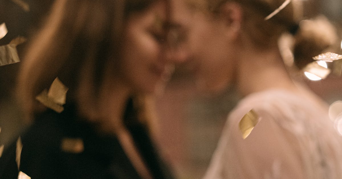 Casal trocando toques e olhares apaixonados em ambiente confortável