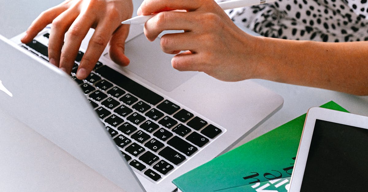 Computadores e dispositivos tecnológicos utilizados para automação e personalização de vendas online