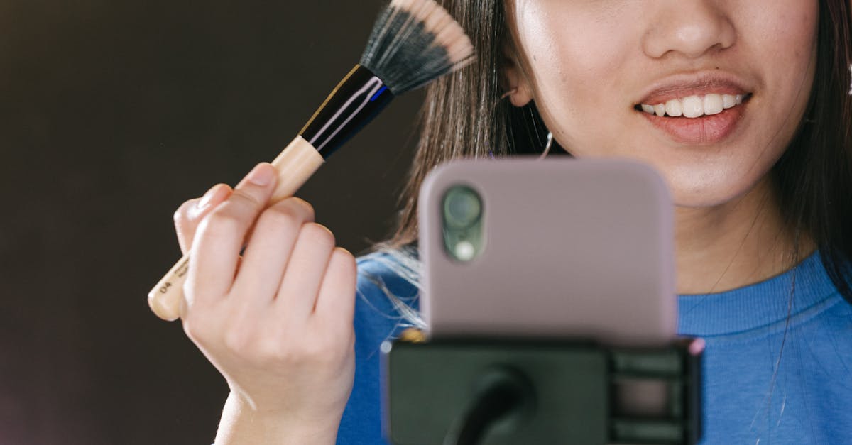 Criadora de conteúdo adulto trabalhando com laptop e equipamentos digitais